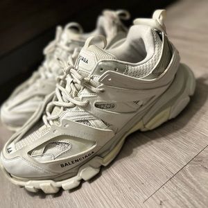 Worn a couple times basically brand new. Comes with laces and original box.